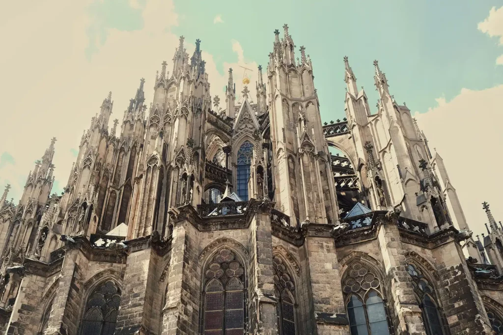 Privatkoch_in_Koeln_mieten_Dom Ein atemberaubender Blick auf den gotischen Dom in Köln, Deutschland, der seine komplexe Architektur und seine hohen Türme zur Schau stellt. Jetzt Ihren Privatkoch in Köln mieten