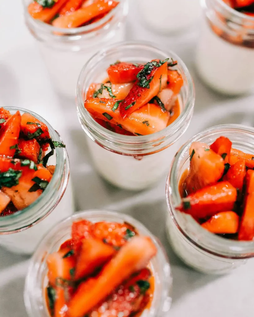 Frische Tomaten mit Kräutern, wunderschön geschichtet in Gläsern, ein köstlicher und gesunder Genuss bei unserem Catering und Buffet
